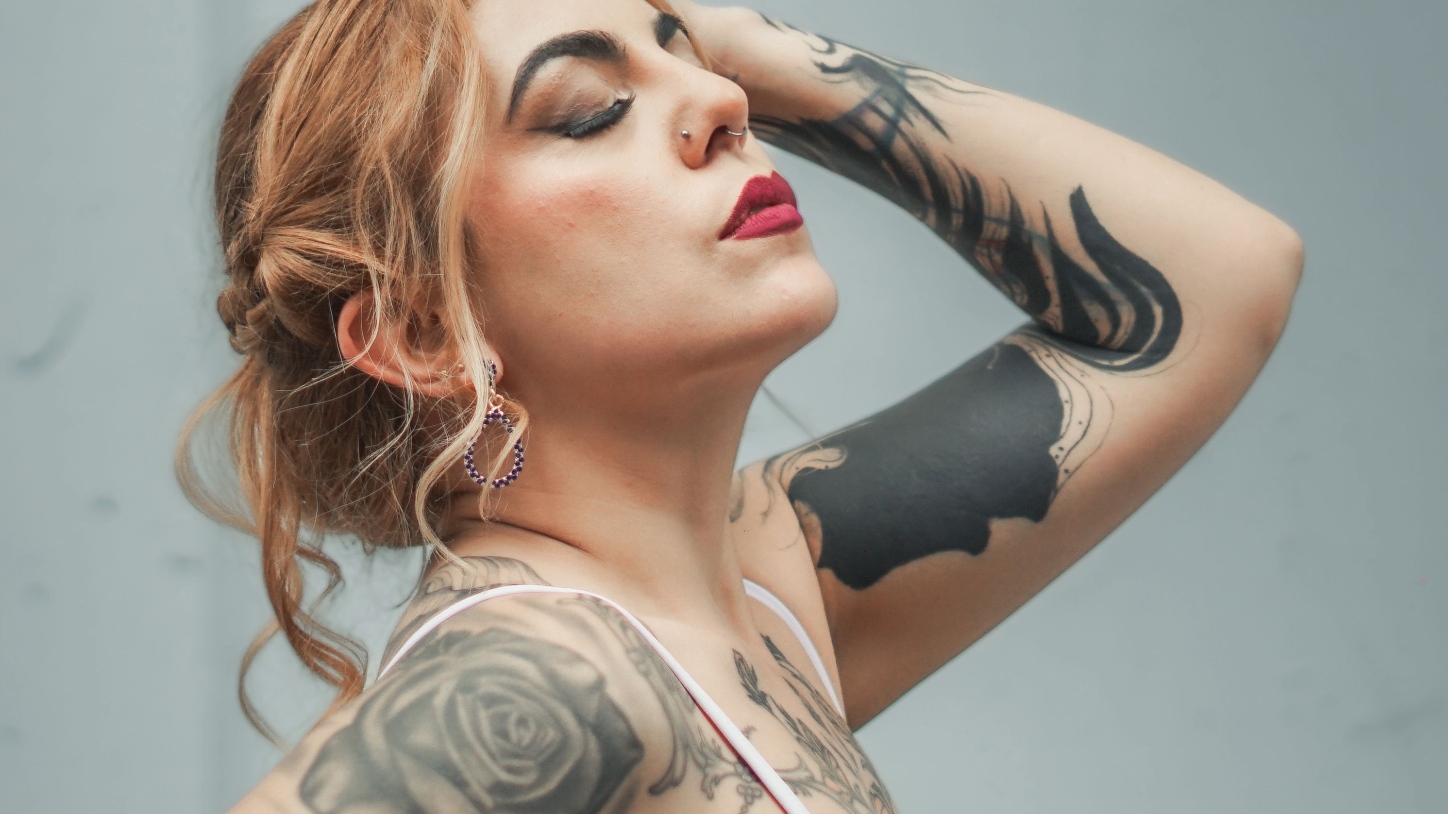 Tatuagem blackwork com preenchimento denso no braço